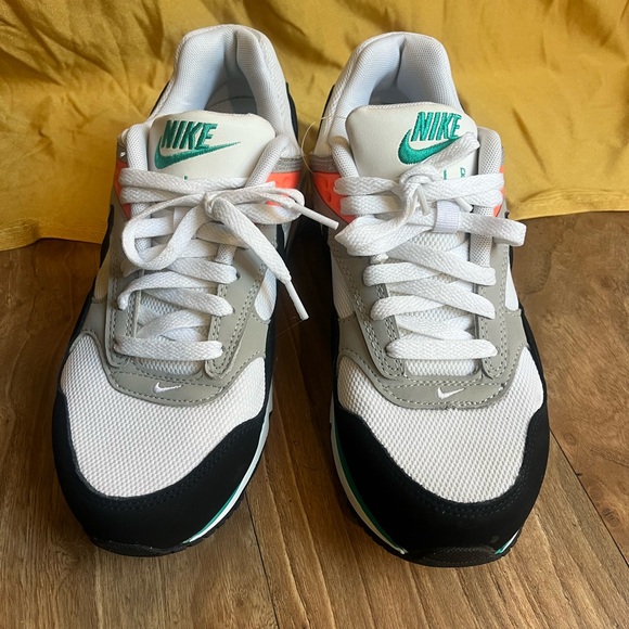 Nike White and Black Sneakers - Picture 2 of 9